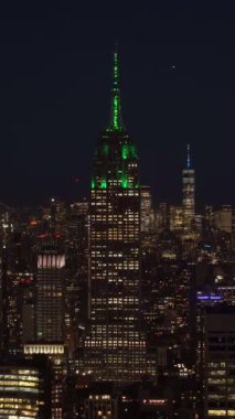 Akşamları New York şehrinin göz kamaştırıcı siluetine hayret ediyorum. Empire State Binası ve göz kamaştırıcı ışıklar görkemli bir şehir manzarası yaratır..