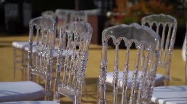 Düğünler için mükemmel bir berrak sandalye grubu. Konferans ya da etkinlik için açık havada plastik beyaz şeffaf mobilyalar. Düğün yeri töreni dekorasyonu.
