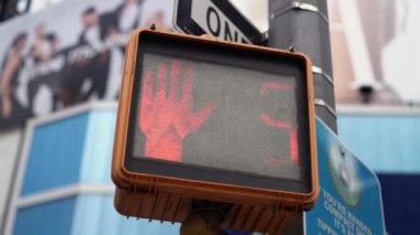 Çizimde yaya geçitlerindeki geri sayım sinyalleri yoluyla yayaların güvenliğini vurgulayan aktif bir kentsel alan tasvir ediliyor. Sahne, şehir içinde canlı bir kesişme gösteriyor.