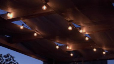 Sıcak sicim ışıkları büyüleyici alacakaranlık saatlerinde açık hava ortamının cazibesini güzelleştirir.