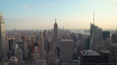 NEW YORK, ABD - 10 Mayıs 2024: Büyüleyici bir panorama yaratan ikonik gökdelenleri ve kentsel gökdelenleri ile kendinizi New York 'un çarpıcı gündoğumu manzarasına daldırın 
