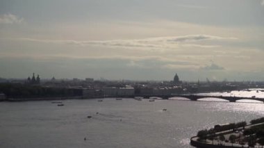 Şehirdeki köprü ve yol trafiği. Nehir Neva ve şehir seti manzarası üstten.