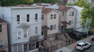 JERSEY ŞEHRİ, NEW JERSEY - 1 Temmuz 2024: Modern mimariyi güzel sergileyen kentsel evler toplumsal yaşamın özüyle birlikte