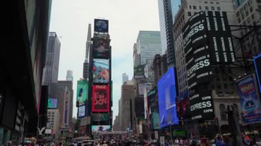 NEW YORK, ABD - 19 Mayıs 2024: Times Meydanı 'nın büyüleyici bir akşam manzarası, aydınlık reklam panolarının yanı sıra kalabalık