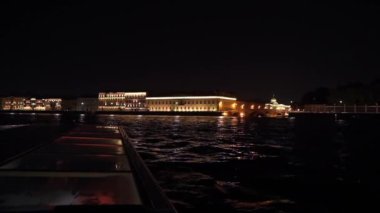 Bu nefes kesici gece fotoğrafı Saint-Petersburg 'daki suları yansıtan muhteşem binaları sergiliyor.