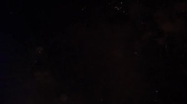 Gece gökyüzünde göz kamaştırıcı bir havai fişek gösterisi, renkli ışık ve desenlerin senfonisini sergiliyor.