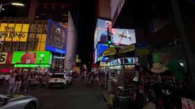 NEW YORK, ABD - 17 Mayıs 2024: Times Meydanı 'ndaki canlı bir sahne elektrik enerjisini, göz kamaştırıcı ışıkları ve geceleri hareketli kalabalığı gösteriyor