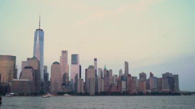 New York gökdelenlerinin ılık alacakaranlıktan yansıdığı nefes kesici gökdelenleri yakalayın.