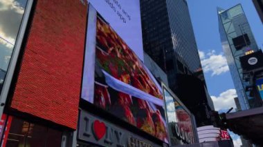 NEW YORK, ABD - 15 AĞUSTOS 2024: Times Meydanı 'nın canlı ve hareketli bir görüntüsü, çevresindeki ikonik reklam panolarını ve dinamik şehir yaşamını gözler önüne seriyor