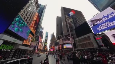 NEW YORK, ABD - 7 Temmuz 2024: Büyüleyici bir borç görünümü Times Meydanları 'nın yükselen yapıları ve parlak reklam panoları