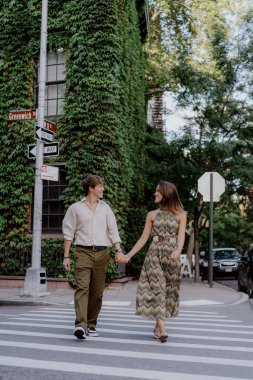 Romantik bir çift el ele yürür, paylaştıkları güzel anların tadını çıkarırlar.