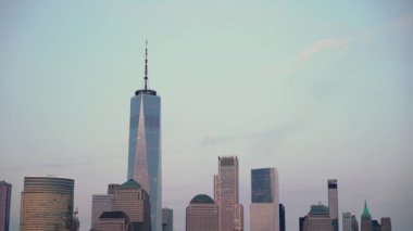 New York gökdelenlerinin ılık alacakaranlıktan yansıdığı nefes kesici gökdelenleri yakalayın.