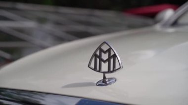SaINT-PETERSBURG, RUSSIA - 2 Temmuz 2024: Lüks bir araba ambleminin hem zarafet hem de sınıf otomotiv tasarımını sembolize eden yakın görüntüsü. Mercedes Maybach.