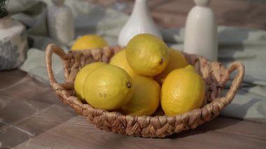 Dokuma sepetindeki canlı limonların güzel bir düzenlemesi. Yemek fotoğrafçılığı ve sanatçılık için ideal.