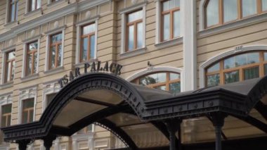 SAINT-PETERSBURG, RUSSIA - 2 Temmuz 2024: Görkemli, lüks bir saray otelinin mimari güzelliğini gözler önüne seren nefes kesici bir manzara. Çar Palave Oteli