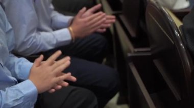 Bir tören sırasında coşkulu bir alkış anı yakalamak, nişan ve takdiri göstermek.