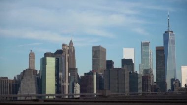 New York şehir merkezinde, berrak mavi gökyüzünün altında ikonik ve iyi bilinen binaları vurgulayan nefes kesici ve çarpıcı bir şehir silüeti..