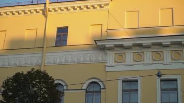 Süslü mimari özellikleri ve tarihi cazibesi olan sarı bir binanın nefis manzarası..
