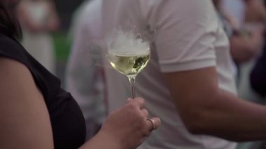 Sofistike bir toplantı sırasında zarif coupe bardaklarda servis edilen şampanyayla birlikte şık bir tost.