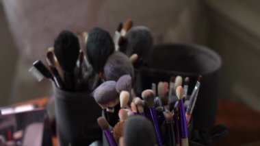 Şık bir gösteriş için zarif kaplarda güzel düzenlenmiş ve estetik olarak memnun edici makyaj fırçaları.
