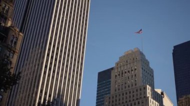 Açık gökdelenlerin altında nefes kesici bir manzara, şehir mimarisini ve Amerikan ruhunu gözler önüne seriyor. New York Manhattan.