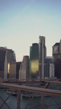 Günbatımında modern mimari ve yüksek gökdelenlerin yer aldığı çarpıcı bir şehir silueti manzarası. New York, Manhattan şehir merkezi..