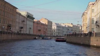 Saint-Petersburg 'daki manzaralı su yolu boyunca canlı binalar ve tekneler sergilenen büyüleyici bir kanal manzarası.