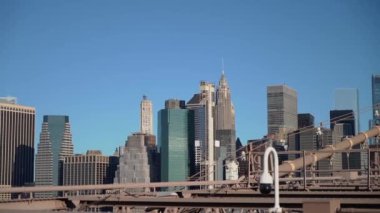 Brooklyn Köprüsü 'nden etkileyici Manhattan siluetini gösteren nefes kesici ve çarpıcı bir gündüz manzarası şehrin modern mimarisini ve canlı kentsel manzarasını vurguluyor.