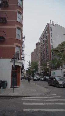 NEW YORK, ABD - 6 Eylül 2024: Çeşitli modern araçlarla birlikte klasik mimarinin bir karışımını sergileyen pitoresk şehir sokağı