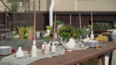 Renkli çiçekleri ve taze limonları olan güzel bir açık hava yemek masası. Bahar toplantıları için ideal.