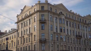 Saint-Petersburg 'da klasik ve geleneksel mimari tarzlar sergileyen şaşırtıcı derecede korunmuş tarihi bir bina.