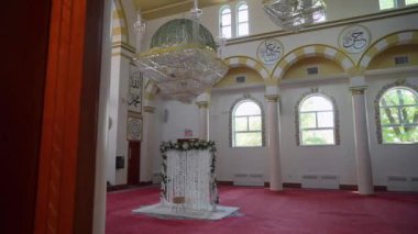 Zarif detaylar ve canlı renkler içeren güzel tasarlanmış bir caminin huzurlu bir görüntüsü..