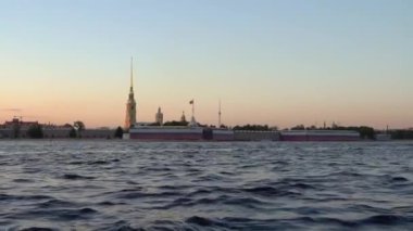 St. Petersburg 'un tarihi mimarisini büyüleyici bir günbatımı arkaplanına karşı nefes kesici bir şekilde gözlemleyin.