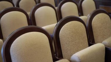 Resmi bir toplantı ya da özel bir etkinlik için titizlikle düzenlenmiş şık döşenmiş sandalyelerin yakın plan görüntüsü