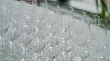 Kristal berrak bardaklardan oluşan el değmemiş ve güzelce düzenlenmiş bir koleksiyon. Her kutlama için ideal.