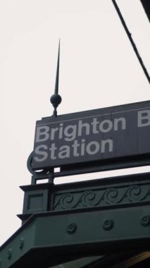 Brighton İstasyonu tabelasının detaylı bir yakın çekimi, belirgin ve ikonik tasarımı gözler önüne seriliyor.