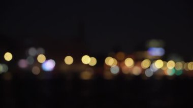 Bulanık şehir ışıklarının büyüleyici ve çarpıcı arka planı geceleri güzel ve büyüleyici bir bokeh etkisi yaratır.