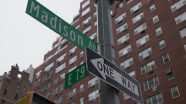 Madison Bulvarı ve Doğu 79. caddenin kesiştiği yerde bir sokak tabelası var.