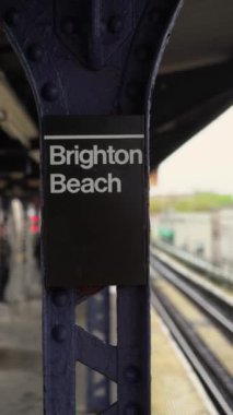 Brighton Sahili istasyonunu gösteren bir tabela, New York 'ta canlı ve canlı bir istikamet.