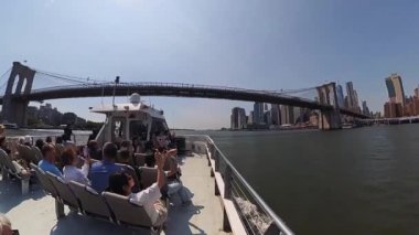 NEW YORK, ABD - 7 Temmuz 2024 New York, Hudson Nehri 'nin güneşli bir gününde çarpıcı gökyüzü ve manzaralı rıhtımı gösteren canlı ve heyecan verici bir tekne gezisi.