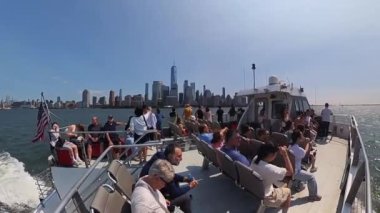 NEW YORK, ABD - 7 Temmuz 2024 New York, Hudson Nehri 'nin güneşli bir gününde çarpıcı gökyüzü ve manzaralı rıhtımı gösteren canlı ve heyecan verici bir tekne gezisi.