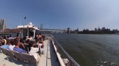 NEW YORK, ABD - 7 Temmuz 2024 New York, Hudson Nehri 'nin güneşli bir gününde çarpıcı gökyüzü ve manzaralı rıhtımı gösteren canlı ve heyecan verici bir tekne gezisi.