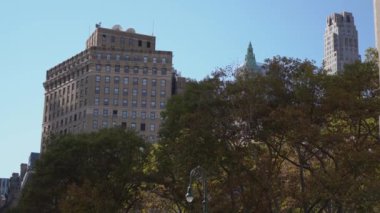 Şehir çevresindeki canlı ağaçlar tarafından mükemmel çerçevelenmiş tarihi binaların güzel ve pitoresk bir manzarası.