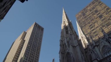 St. Patrick Katedrali 'nin çarpıcı manzarası New York' un yüksek gökdelenleri arasında güzelce yerleşmiş.