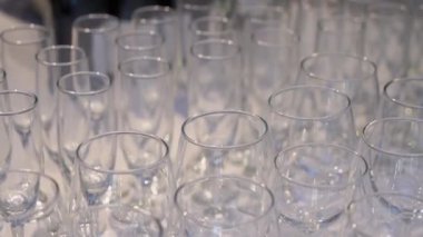 Kristal bardaklar, çeşitli parti ve etkinlikler için mükemmel bir şekilde düzenlenmiştir.