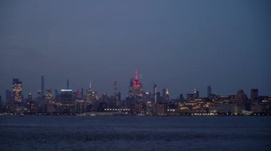 New York City 'nin nefes kesici gece manzarası, Empire State Binası' nı kırmızıyla güzelce aydınlatıyor.