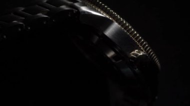 Şatafatlı, paslanmaz çelikten bir saatin çarpıcı bir yakın çekimi zarif tasarımı ve zanaatkarlığını vurguluyor.