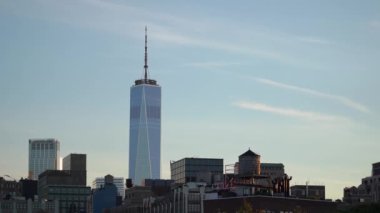 Gün batımında New York 'un üzerinde görkemli bir şekilde yükselen ikonik bir Dünya Ticaret Merkezi manzarası.