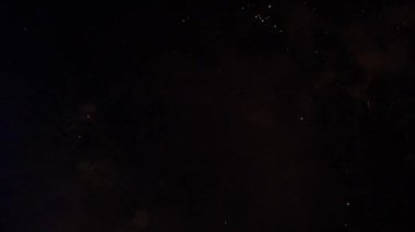 Gece gökyüzünde göz kamaştırıcı bir havai fişek gösterisi, renkli ışık ve desenlerin senfonisini sergiliyor.