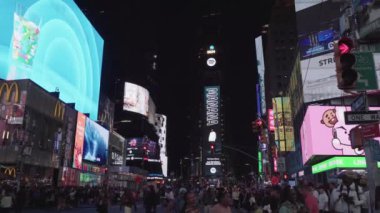 NEW YORK, ABD - 19 Mayıs 2024: Times Meydanı 'nın büyüleyici bir akşam manzarası, aydınlık reklam panolarının yanı sıra kalabalık